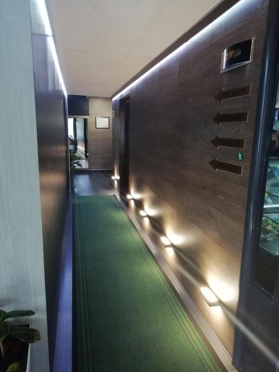 Hotel The First Гирокастра Экстерьер фото
