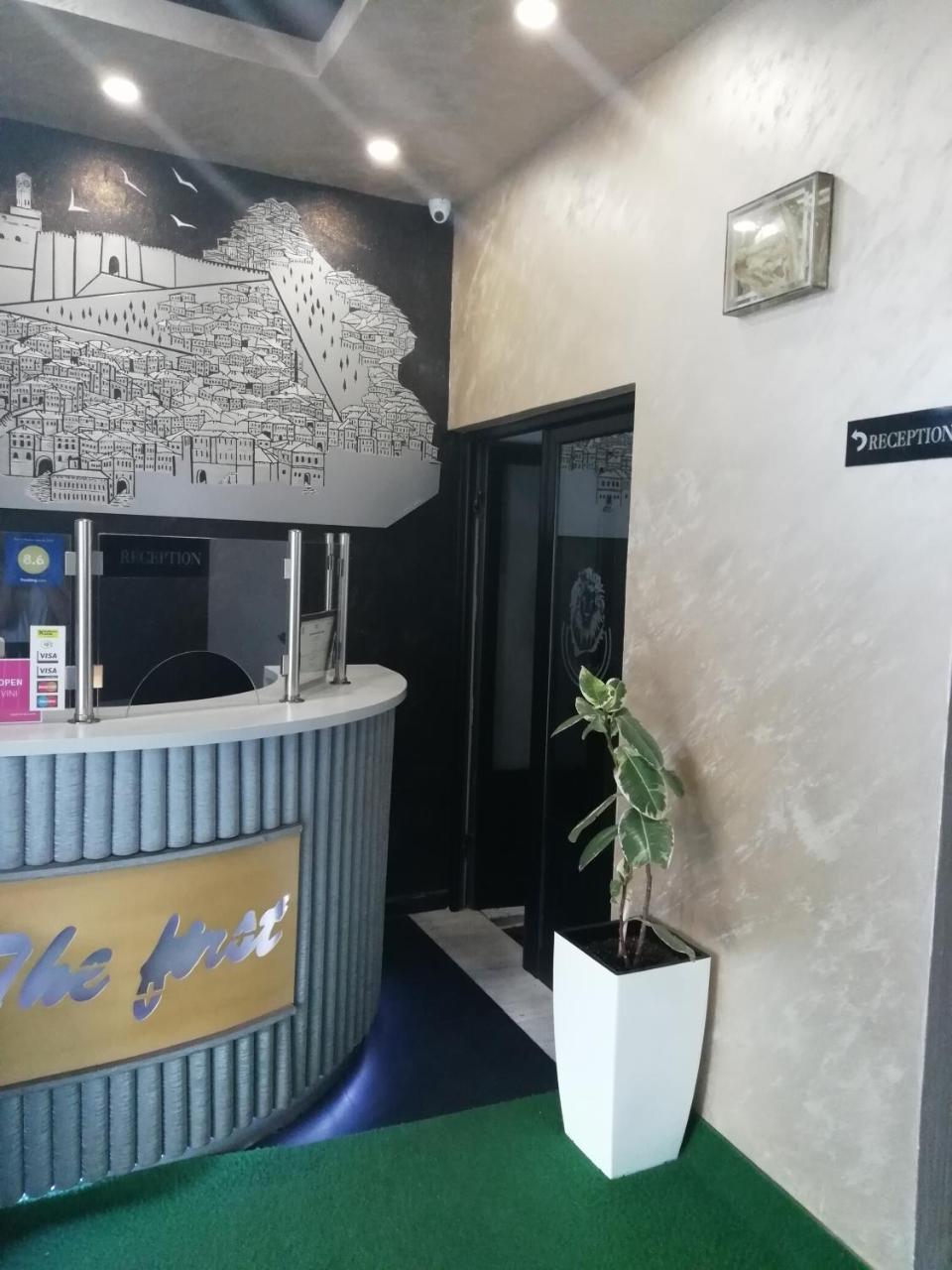Hotel The First Гирокастра Экстерьер фото
